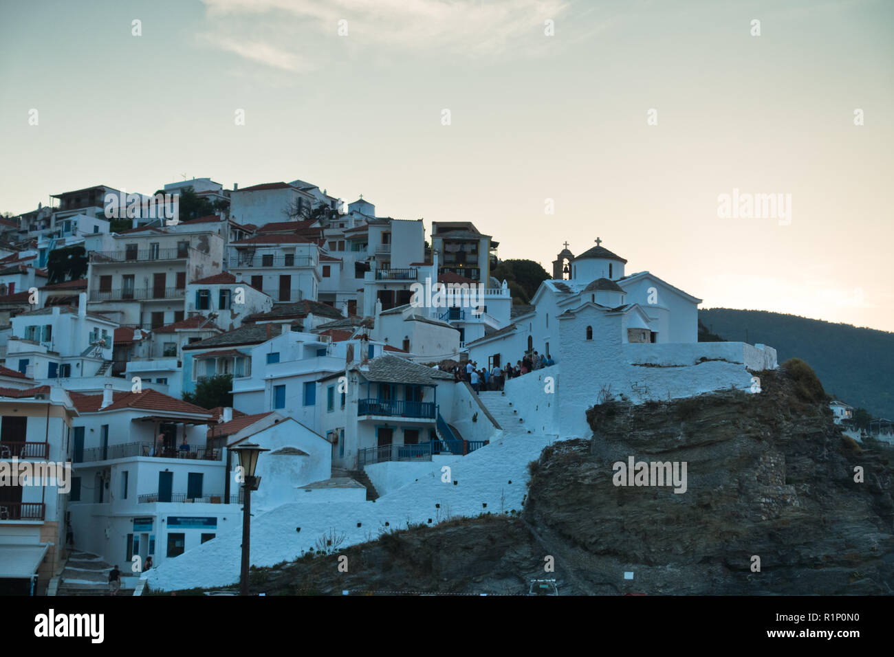 Petite église blanche sur une colline dans la vieille ville de Skopelos au coucher du soleil, l'île de Skopelos, Grèce Banque D'Images