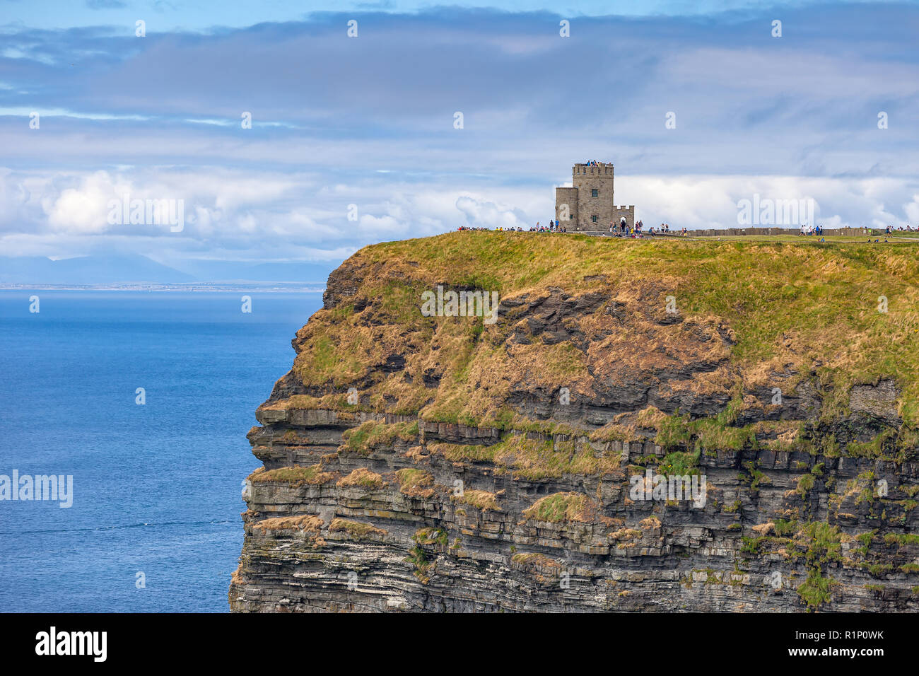 Vue sur les falaises de Moher et O'Brien's Tower, Galway, le comté de Clare, Irlande Banque D'Images