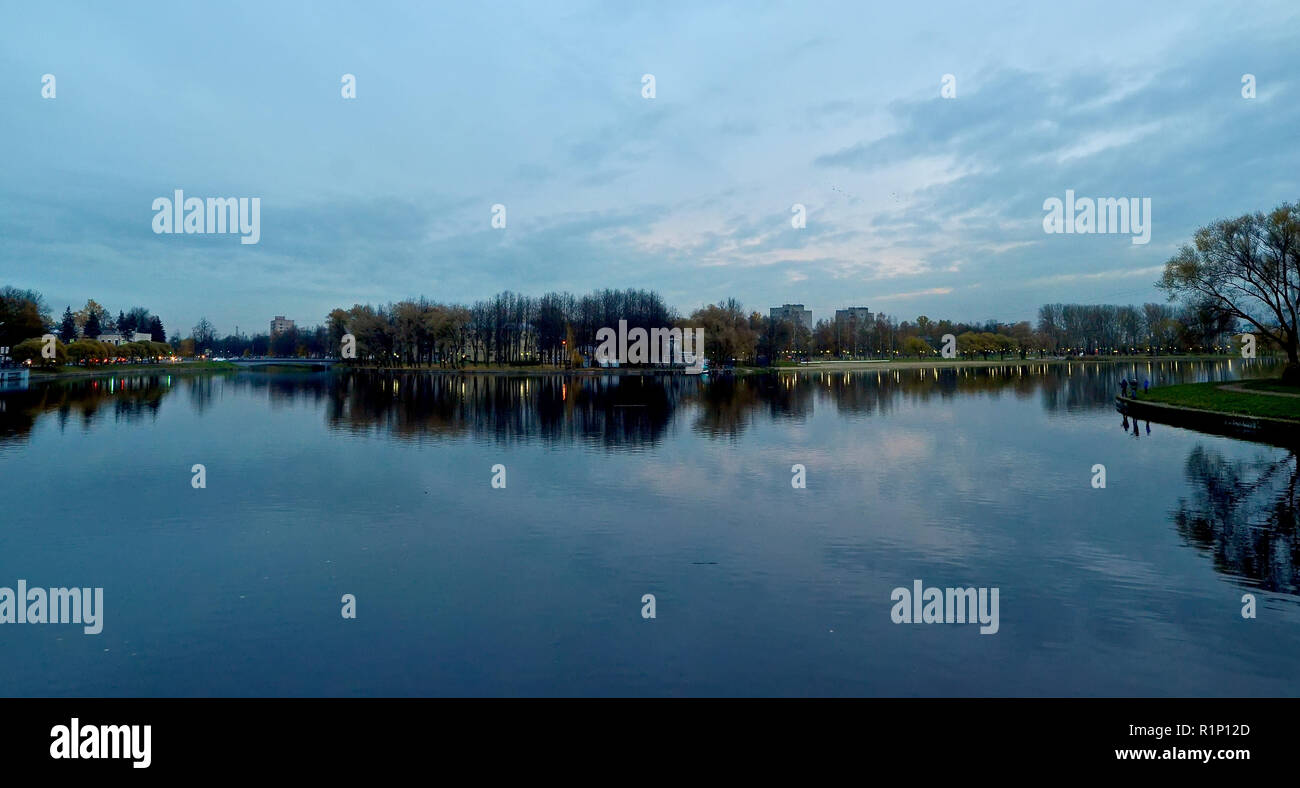 Panorama de la rivière dans la ville.belle réflexion nuages dans la rivière. Banque D'Images