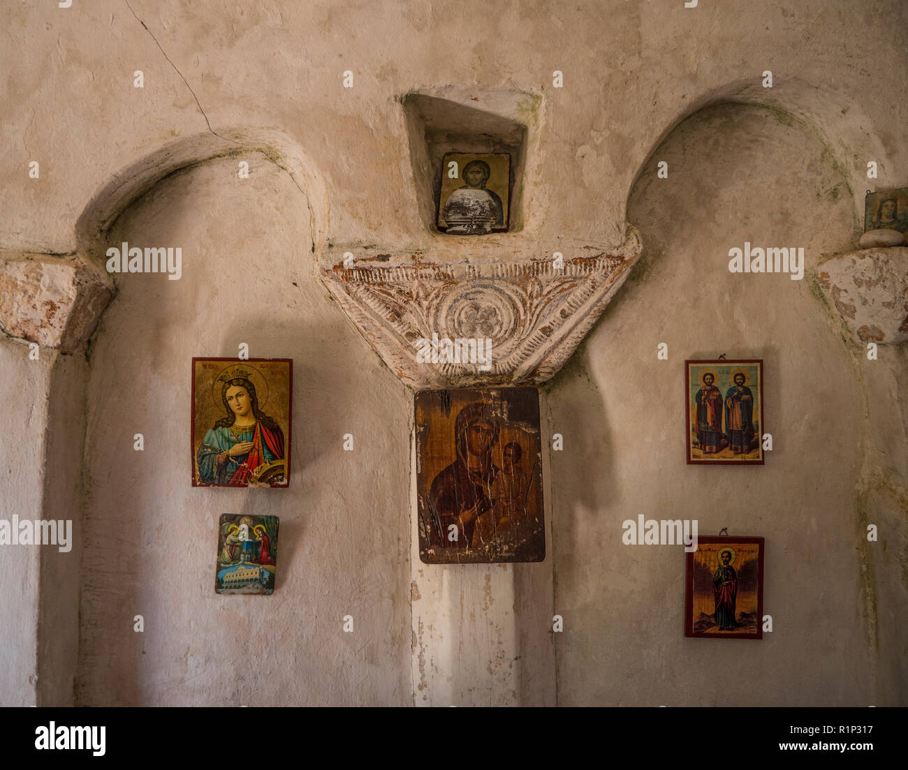 L'intérieur d'une petite église de roche dans le Péloponnèse, Grèce Banque D'Images