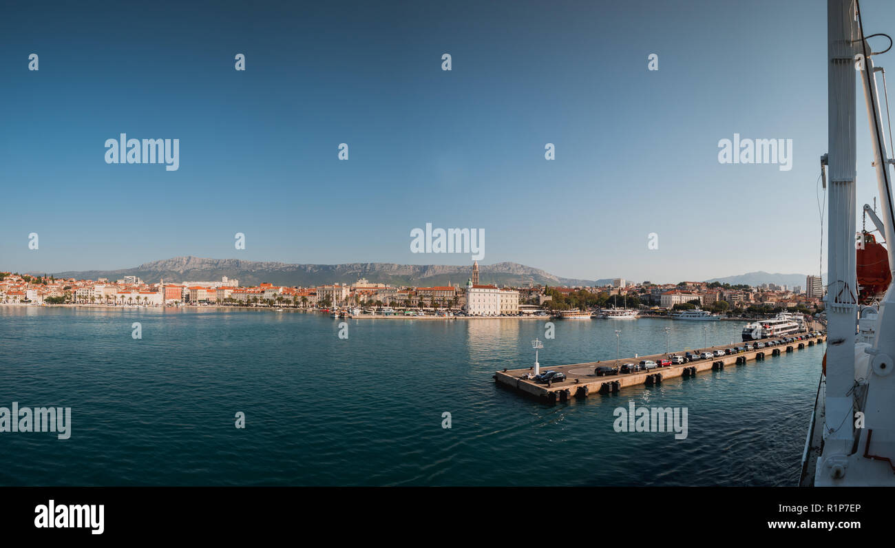 Split, Croatie - 16 septembre 2018 : panorama de ville de Split de la mer Banque D'Images