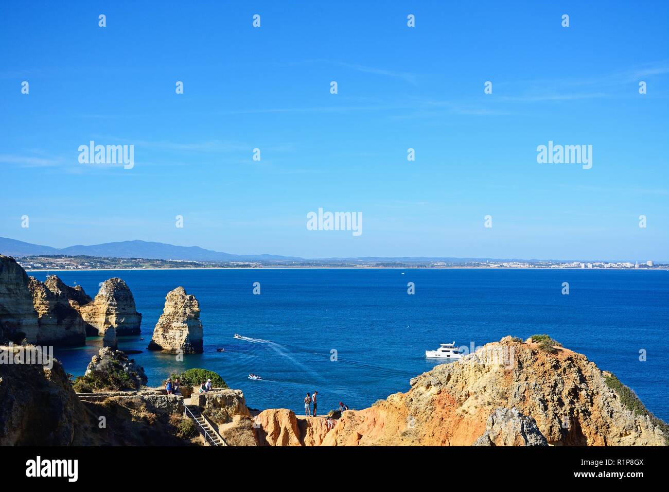 Vue des touristes sur les falaises avec vue sur l'océan vers le littoral, Ponta da Piedade, Lagos, Algarve, Portugal, Europe. Banque D'Images