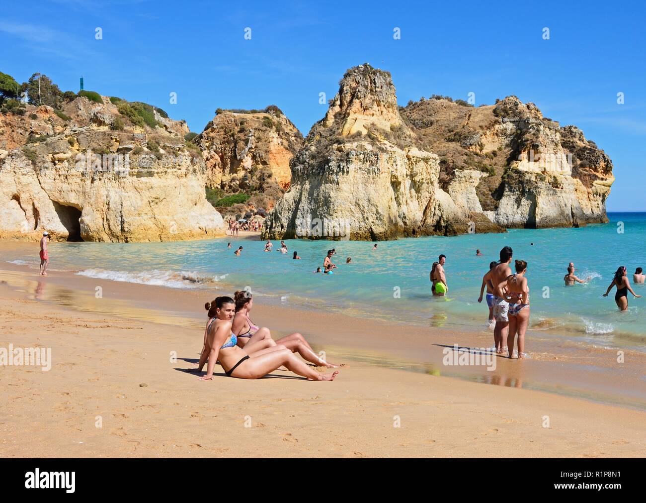Les touristes se détendre sur la plage de sable de Praia da Rocha, Portimao, Algarve, Portugal, Europe. Banque D'Images