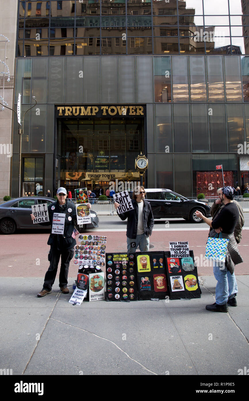 Protestation contre le trottoir en dehors de l'atout de Donald Trump Tower sur la Cinquième Avenue, prises le matin après l'élections de mi-parcours. Banque D'Images