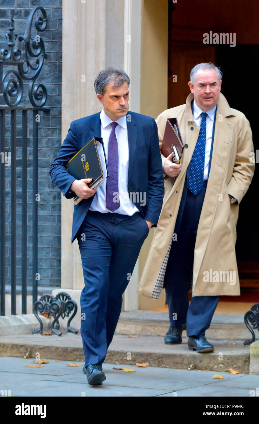 Julian Smith MP (Conservateur de Whip en chef) et Geoffrey Cox MP (Attourney) Général laissant à Downing Street, London, UK, après une réunion du cabinet 13/11 Banque D'Images