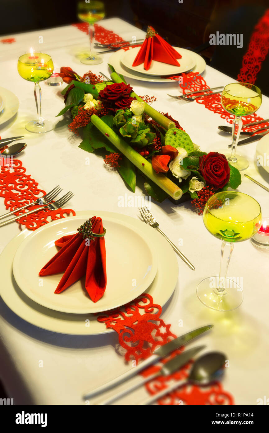 Table de Noël décorée avec des serviettes rouges et arrangement floral Banque D'Images