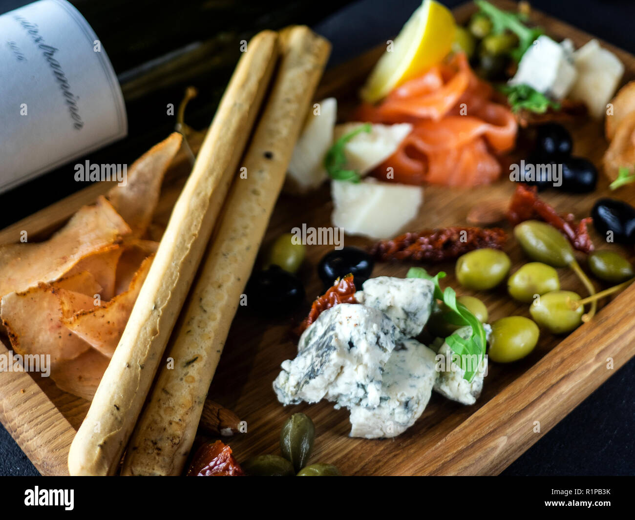 Assiette de fromage avec du saumon, citron, pain et stcks olivas Banque D'Images
