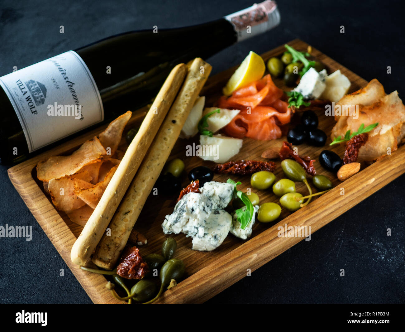 Assiette de fromage avec du saumon, citron, pain et stcks olivas Banque D'Images