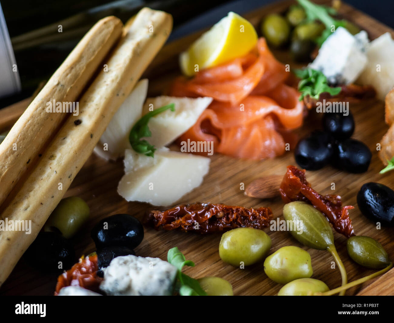 Assiette de fromage avec du saumon, citron, pain et stcks olivas Banque D'Images