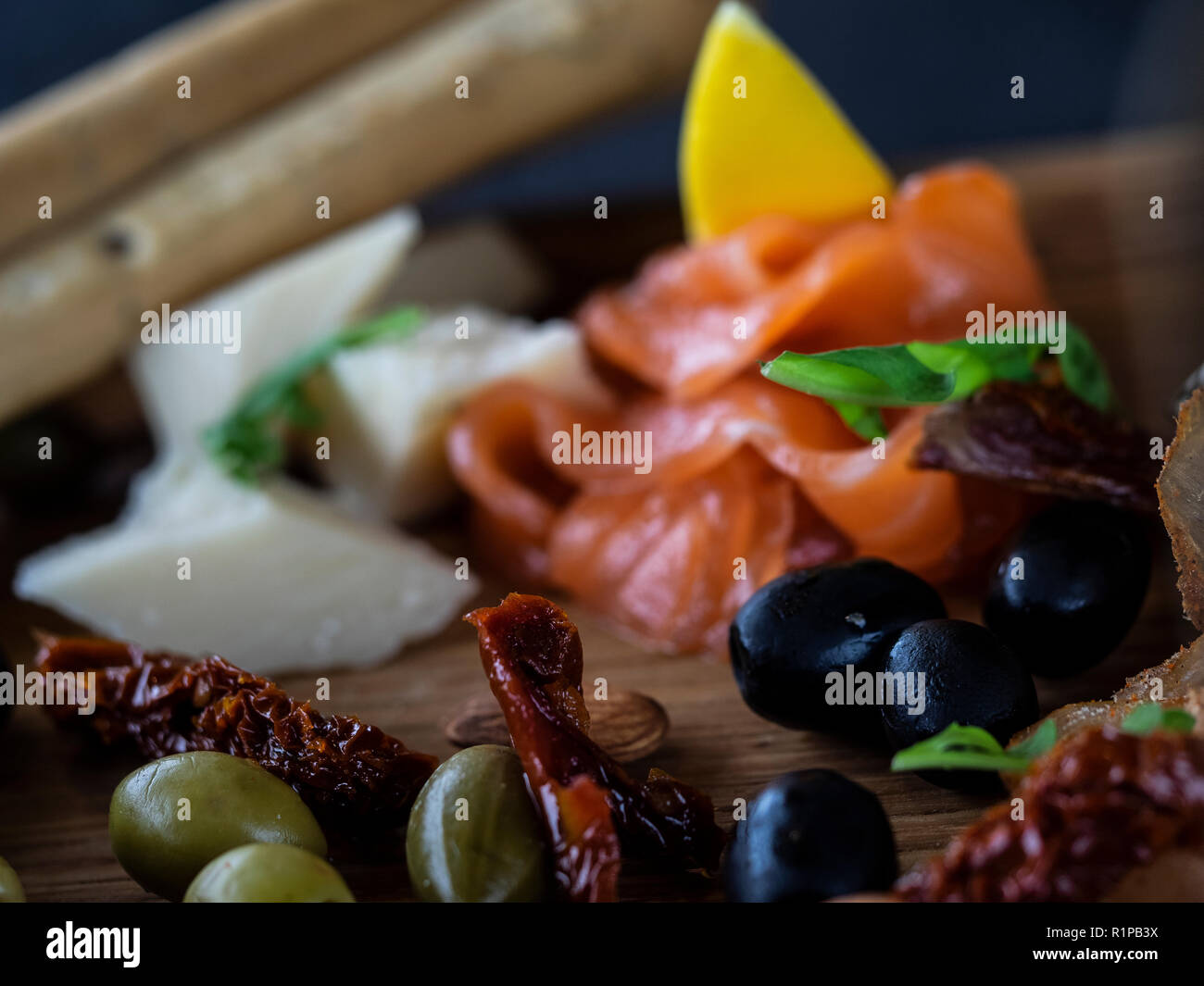 Assiette de fromage avec du saumon, citron, pain et stcks olivas Banque D'Images