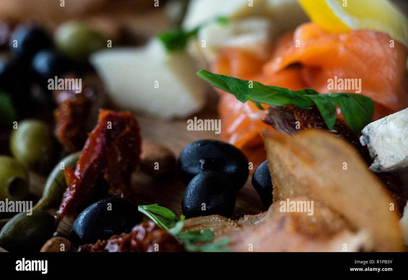 Assiette de fromage avec du saumon, citron, pain et stcks olivas Banque D'Images