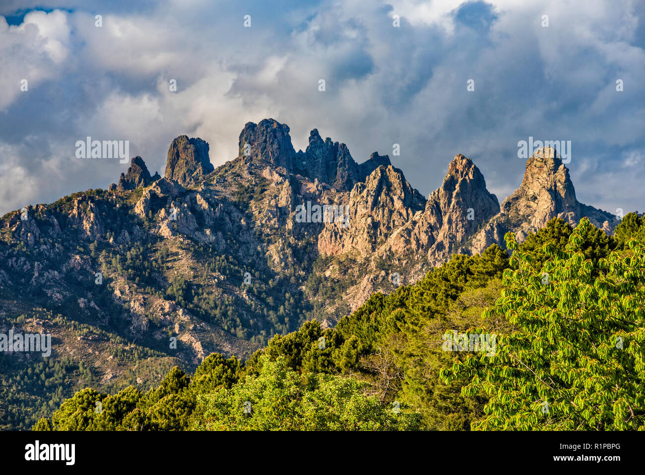 Aiguilles de Bavella, vue depuis le village de Zonza, l'Alta Rocca, la  microrégion Corse-du-Sud, Corse, France Photo Stock - Alamy