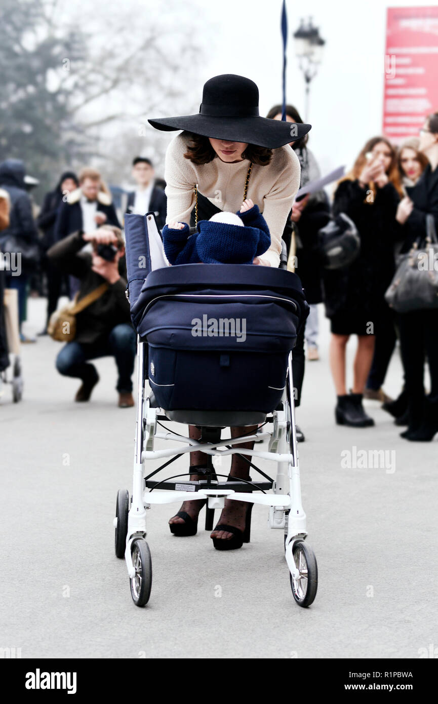 Maman avec poussette de bébé -Le Grand-Palais - Paris - France Banque D'Images