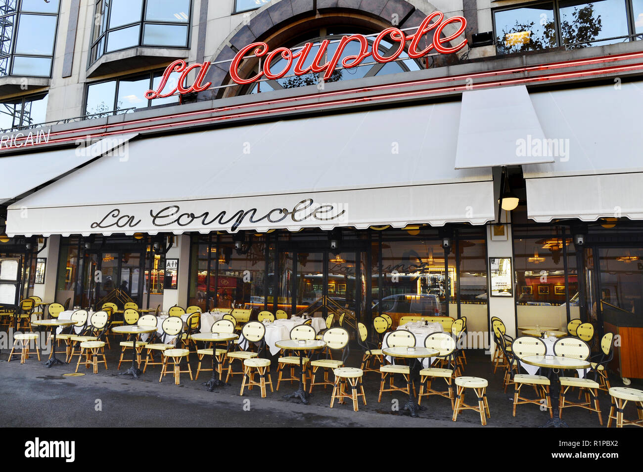 la brasserie Art Deco historique La Coupole située au 102 Boulevard du Montparnasse dans le 14e arrondissement de Paris Banque D'Images