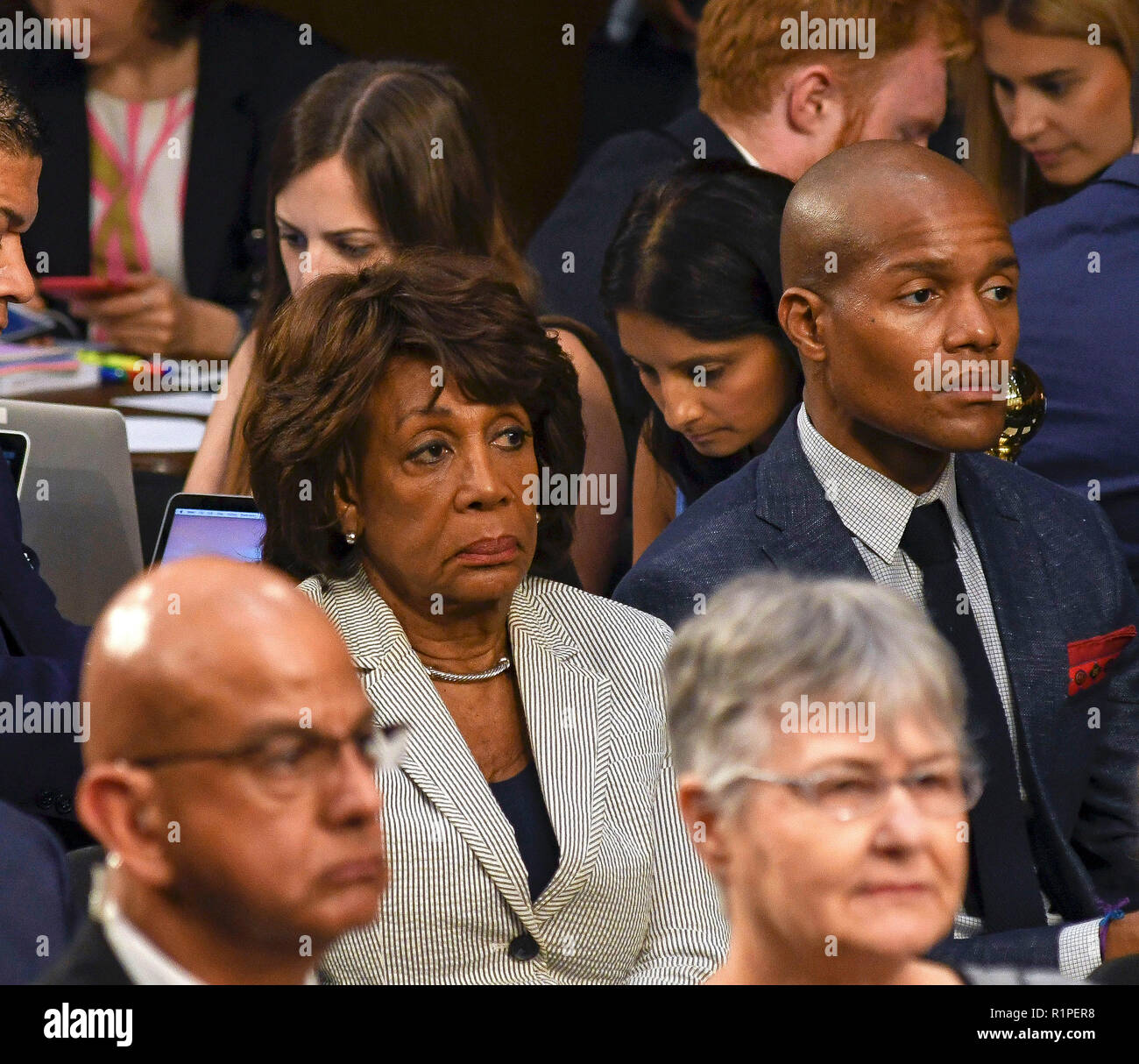 Washington DC - 13 juin : sénatrice Maxine Waters (démocrate de Californie) est assis derrière Marie l'épouse de Sessions Procureur Général Jeff sessions au cours de son témoignage devant le Comité du renseignement du Sénat le 13 juin 2017. Credit : Mark Reinstein /MediaPunch Banque D'Images