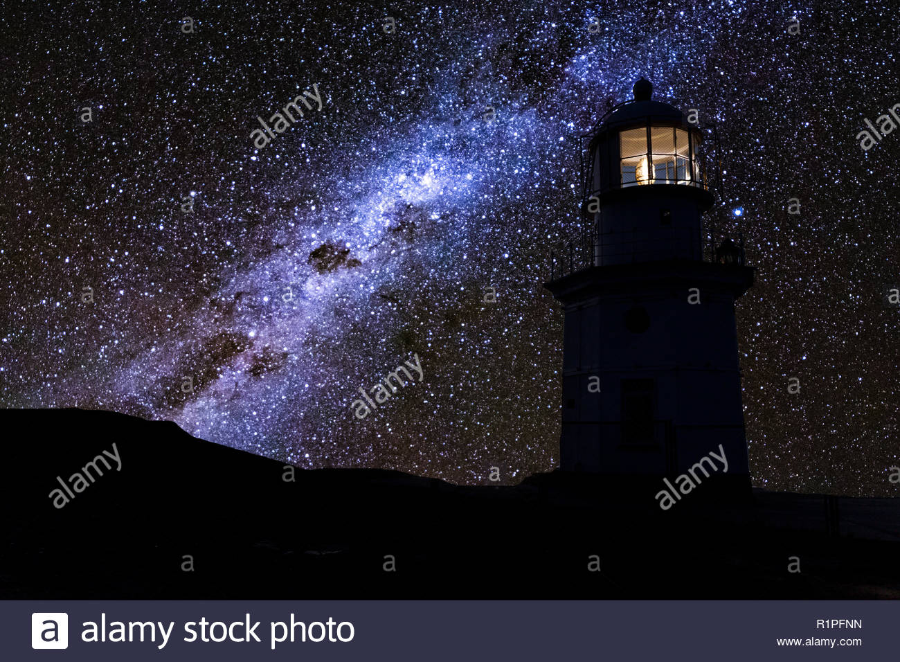 Phare De Nuit Sous Un Ciel étoilé Voie Lactée Banque D