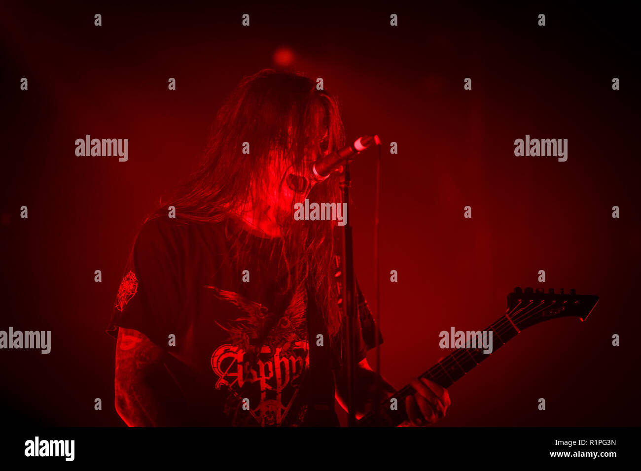 Danemark, Copenhague, 12 novembre 2018. Le groupe de death metal suédois hypocrisie effectue un concert live à Pumpehuset à Copenhague. Ici chanteur et guitariste Peter Tagtgren est vu sur scène. (Photo crédit : Gonzales Photo - Peter Troest). Banque D'Images