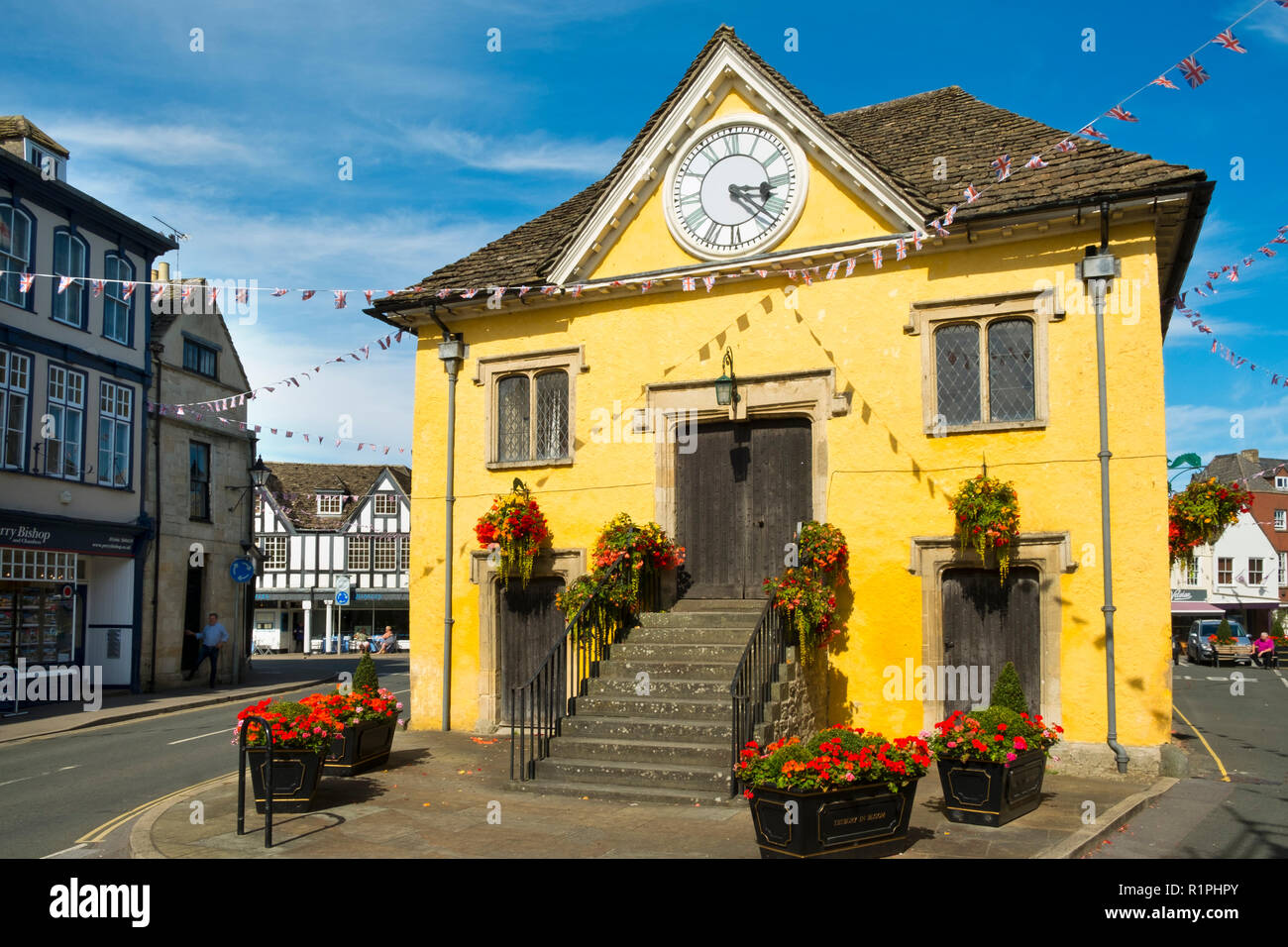 Tetbury, Gloucestershire, Royaume-Uni - 23 août 2017 : le soleil d'été apporte un peu de gens à Tetbury centre-ville dans un quartier calme de l'après-midi. Le marché House est un bel exemple d'un marché à piliers de Cotswold House et a été construit en 1655. Banque D'Images