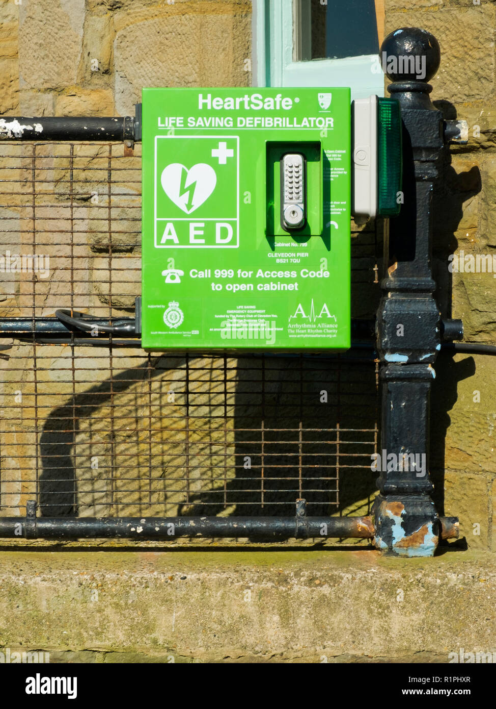 Clevedon, Somerset, Royaume-Uni 11ème Septembre 2016 : une urgence publique cabinet du défibrillateur sur le front de mer de Clevedon, Somerset, Royaume-Uni. Banque D'Images