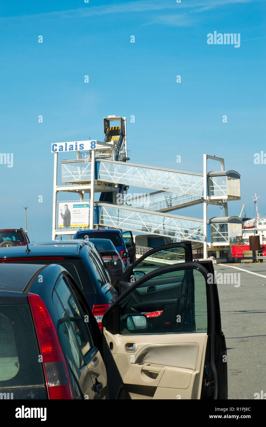 Calais, France - Avril 11th, 2017 : voiture à attendre en ligne à bord d'un ferry transmanche au Port de Calais, France en direction de Douvres, en Angleterre sous le soleil d'après-midi de printemps. Calais est le premier port français pour le trafic des voyageurs. Banque D'Images