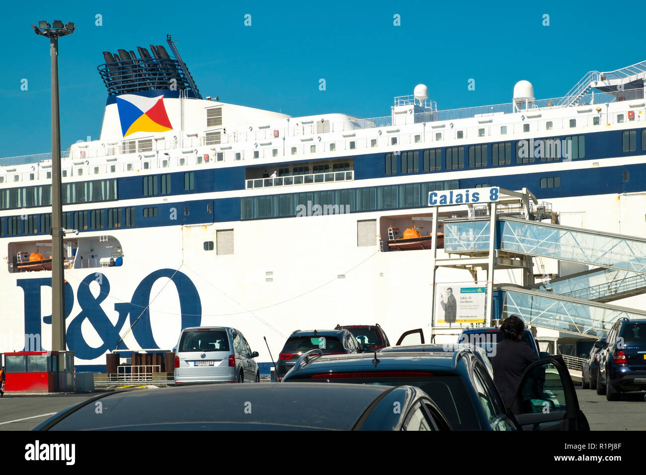 Calais, France - 11 Avril 2017 : un contre-canal P&O Ferries docks au-delà d'une ligne ou d'attente des voitures à bord de leur bateau au Port de Calais, France sous le soleil d'après-midi de printemps. Calais est le premier port français pour le trafic des voyageurs. Banque D'Images