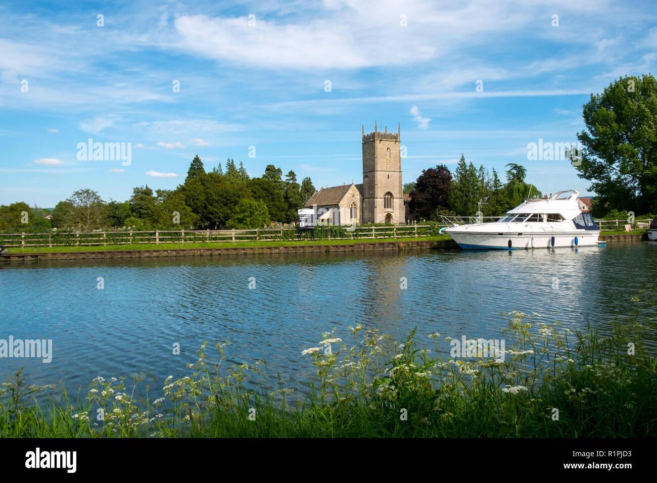 22 mai 2017 - Frampton sur Severn, UK : soleil du printemps sur les bateaux à Splatt Moorings par St Marys Church sur la netteté et Gloucester, canal Frampton sur Severn, Gloucestershire, Royaume-Uni Banque D'Images