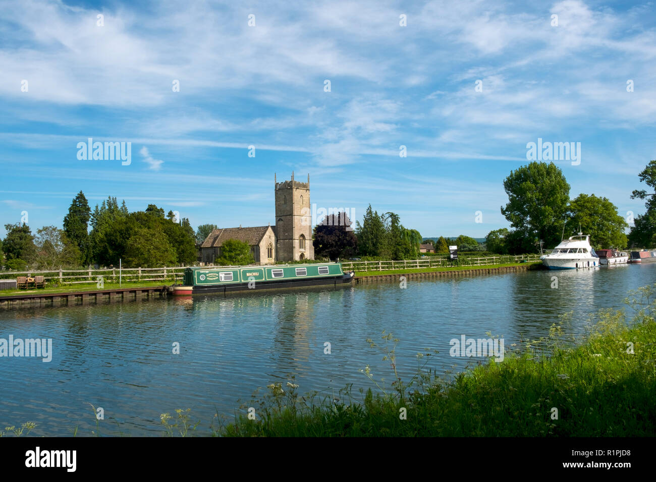 22 mai 2017 - Frampton sur Severn, UK : soleil du printemps sur les bateaux à Splatt Moorings par St Marys Church sur la netteté et Gloucester, canal Frampton sur Severn, Gloucestershire, Royaume-Uni Banque D'Images
