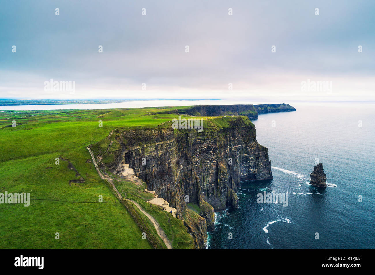 Vue aérienne de la ville pittoresque de falaises de Moher en Irlande Banque D'Images