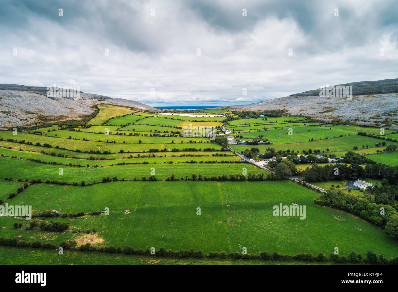 Vue aérienne de la région du Burren en Irlande Banque D'Images