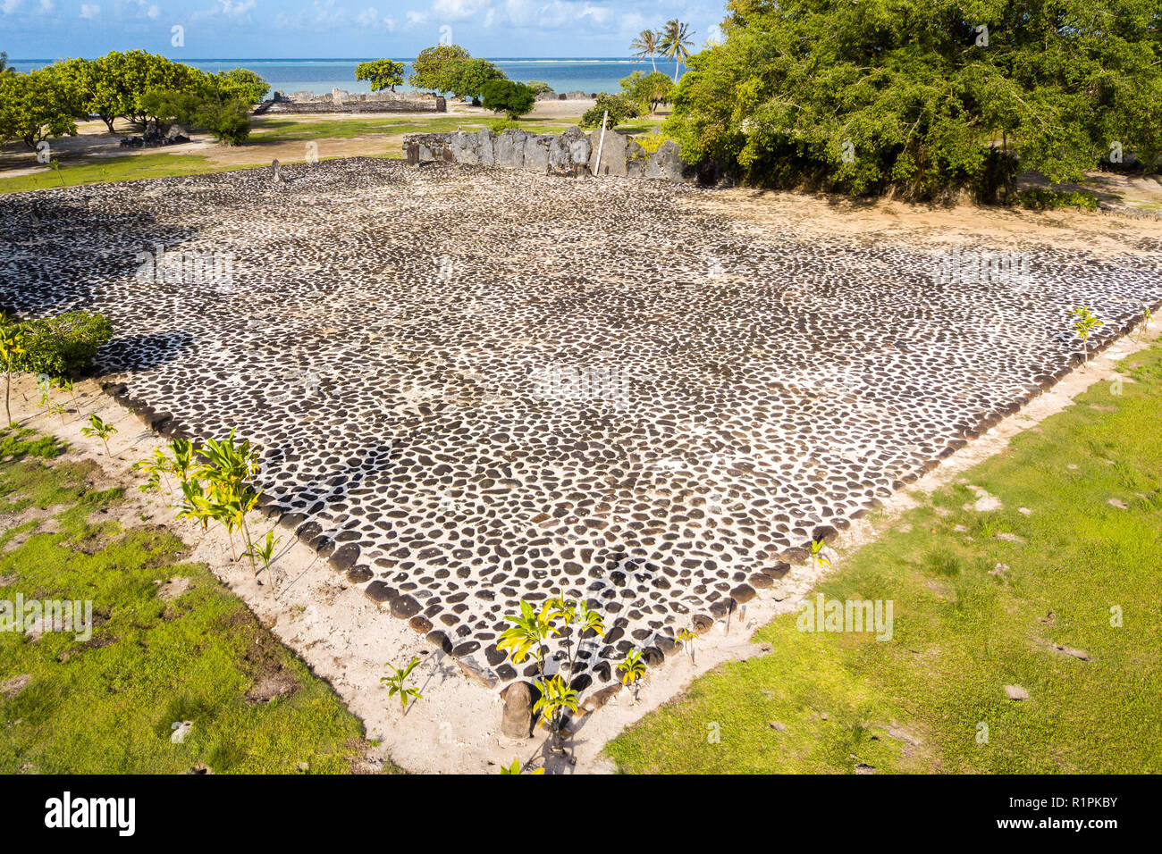 Marae Taputapuatea temple complexe. Sculpté en pierre ancienne idole sacrée tiki (statue) et l'ahu autel. Raiatea, Polynésie, Océanie. Banque D'Images