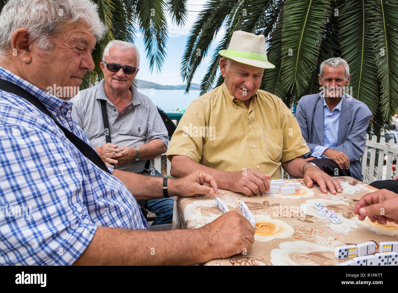 L'Albanie, Tirana, personnes âgées jouer aux dominos Banque D'Images