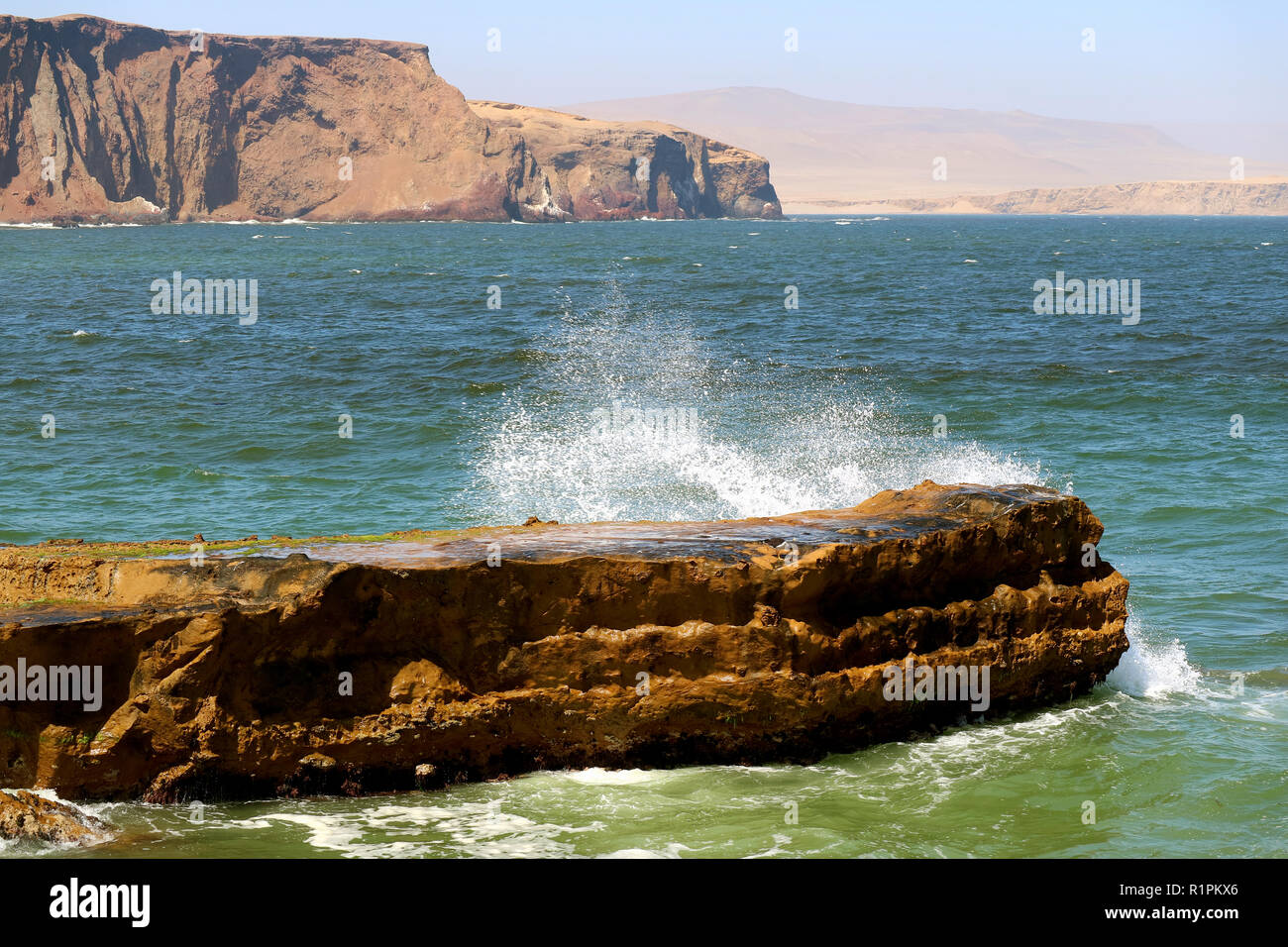La vague s'écraser le rocher dans l'océan Pacifique, la réserve nationale de Paracas, Ica Région du Pérou Banque D'Images