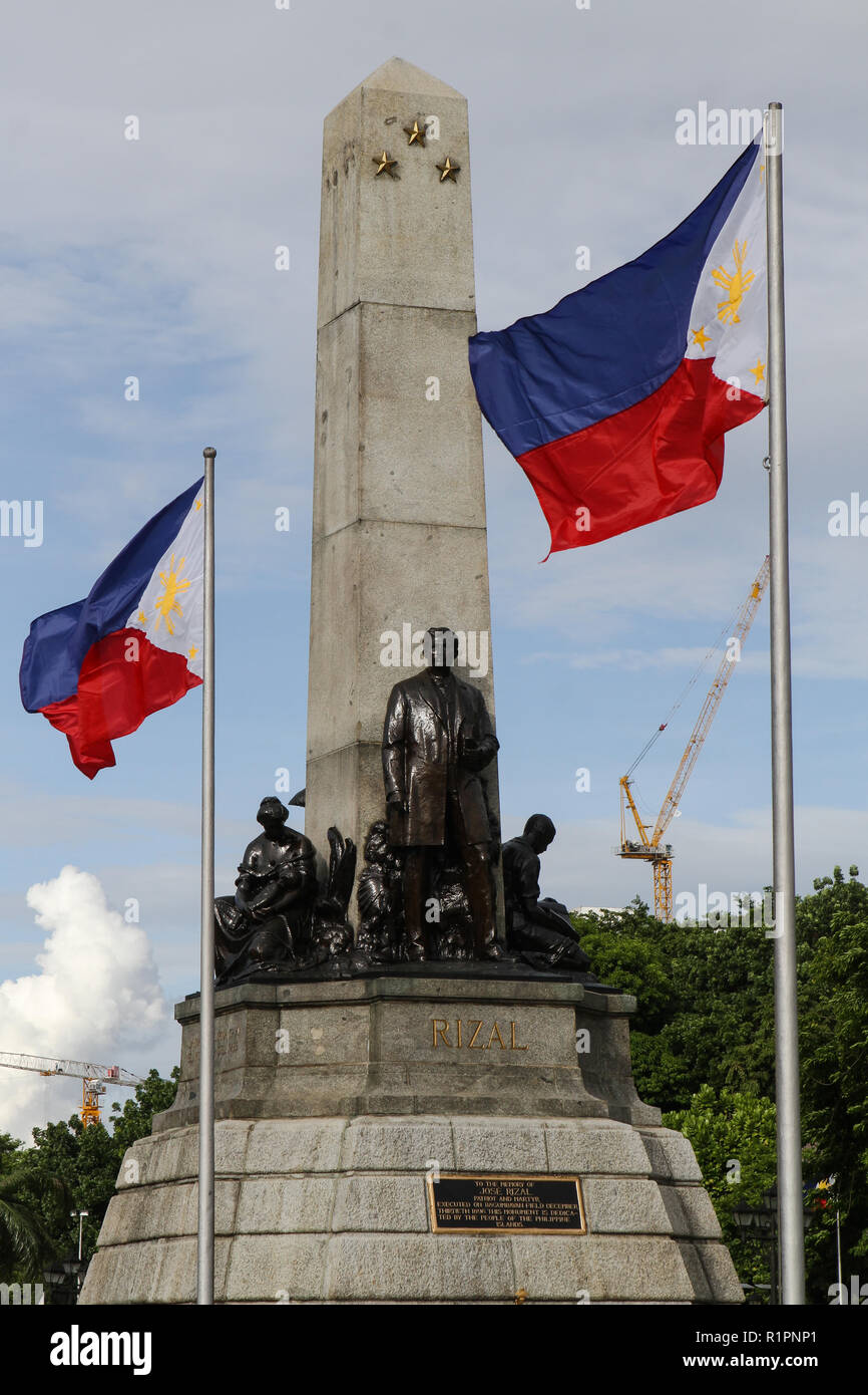 Drapeaux des Philippines sont vus palpitations dans Rizal Monument à Rizal Park, à Manille. Banque D'Images
