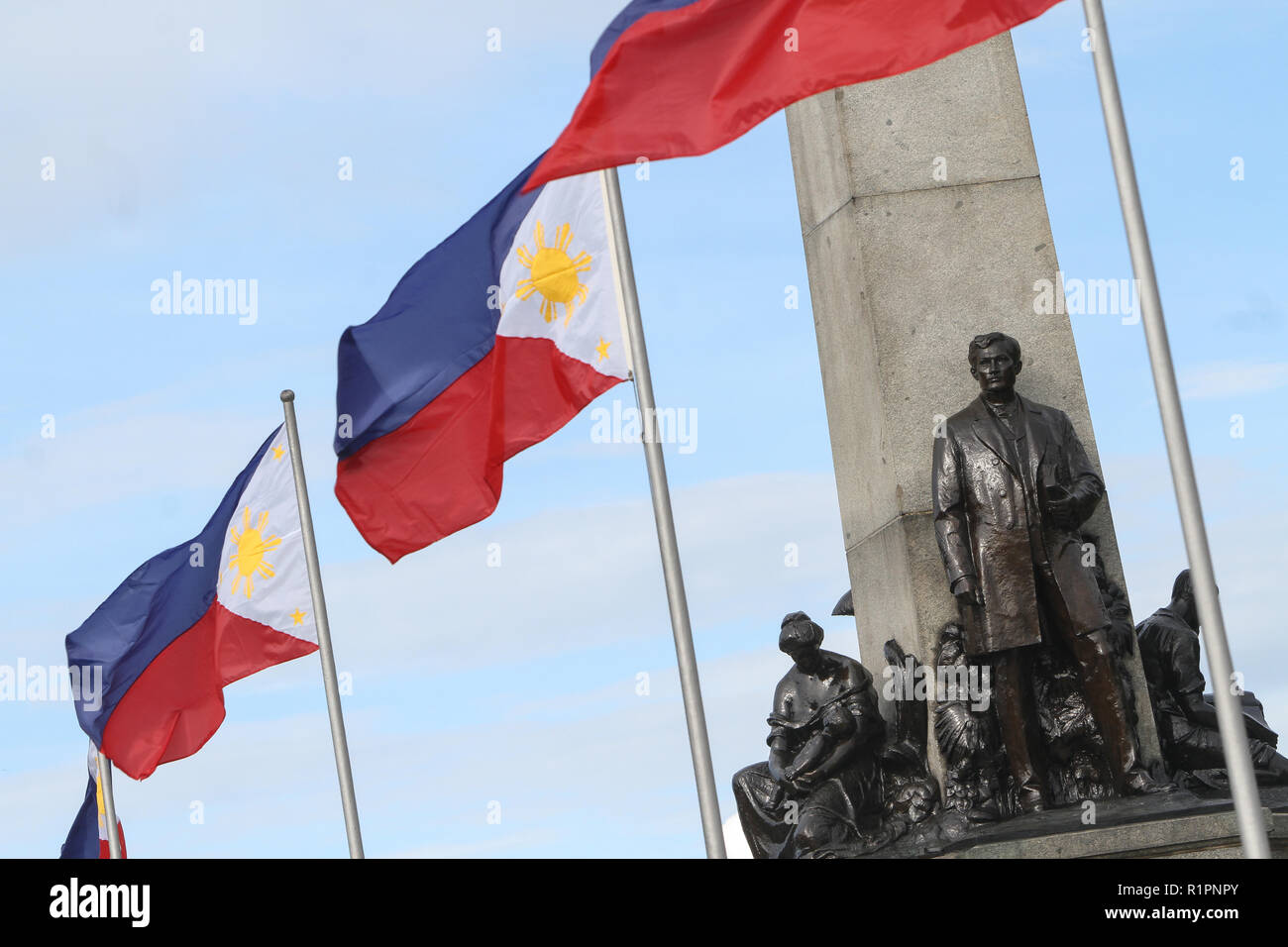 Drapeaux des Philippines sont vus palpitations dans Rizal Monument à Rizal Park, à Manille. Banque D'Images