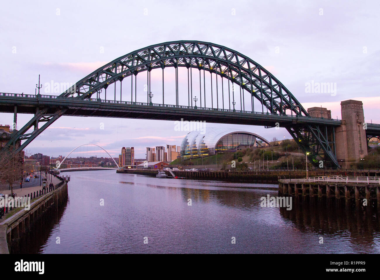 Newcastle upon Tyne : Tyne vue du pont tournant, avec pont Tyne et Gateshead Sage au crépuscule avec coucher de soleil pourpre Banque D'Images