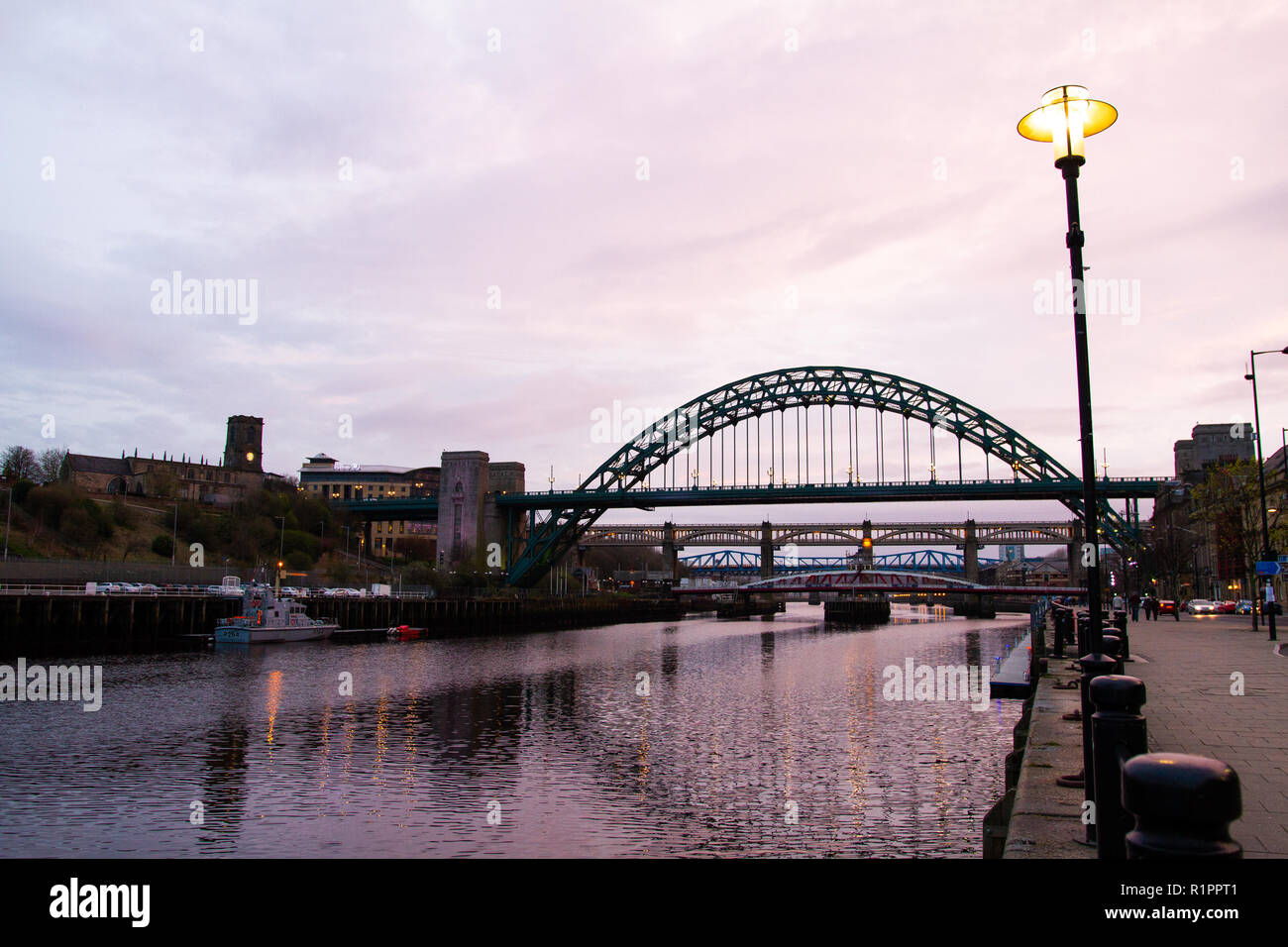 Newcastle upon Tyne : Tyne vue du quai avec pont Tyne et High Level Bridge au crépuscule avec coucher du soleil pourpre Banque D'Images