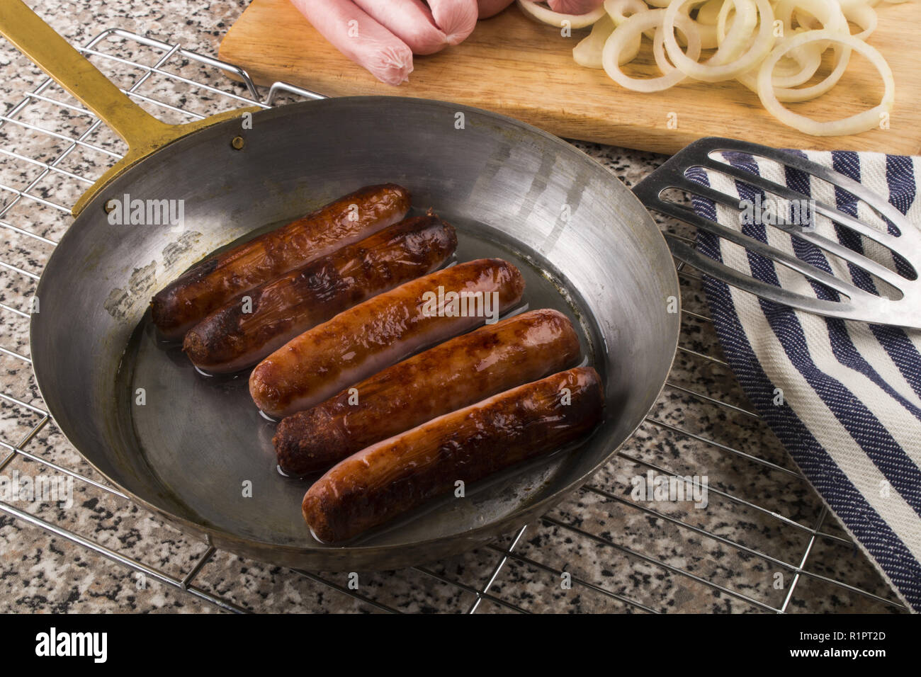 Saucisses grillées faites maison briitish dans une casserole Banque D'Images
