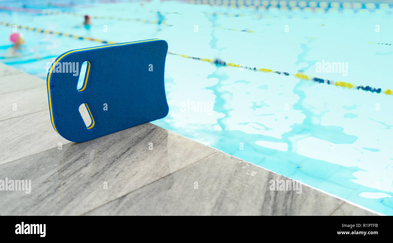 Natation kickboard sur le marbre. Piscine sur l'arrière-plan. Banque D'Images