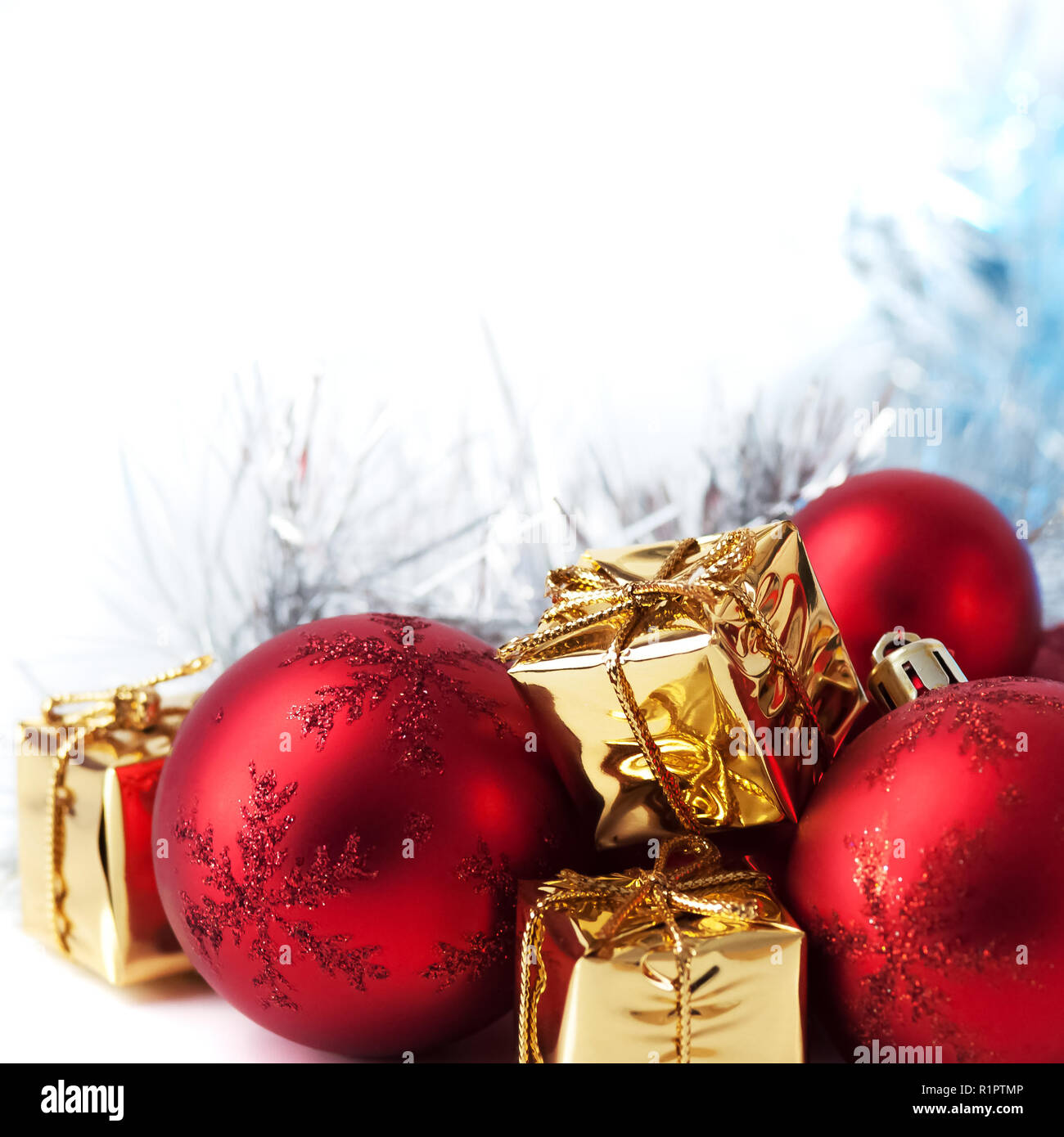 Joyeux Noël, Nouvel An, cadeaux en boîte en or, boules de Noël rouge dans  le coin supérieur droit. Fond blanc Photo Stock - Alamy