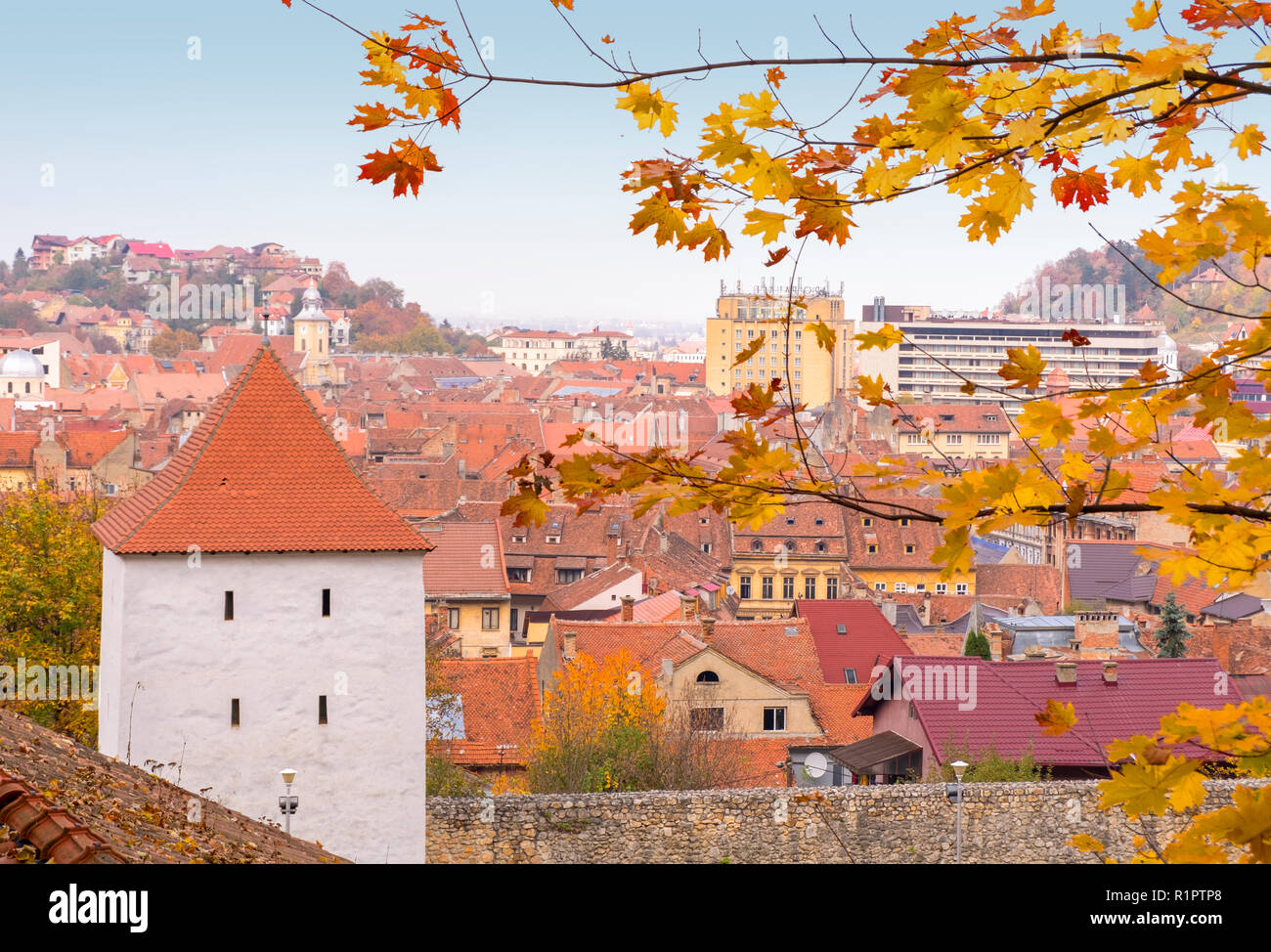Les toits en brique de la ville de Brasov, vu depuis un point plus élevé, proche de la garde les murs de l'ancienne forteresse. Belle journée d'automne Banque D'Images