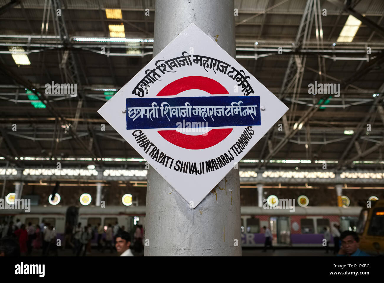 Pancarte dans Maharaj Chhatrapati Shivaji Terminus (CSMT) à Mumbai, Inde, anciennement la Gare Chhatrapati Shivaji, la gare la plus achalandée de la ville Banque D'Images