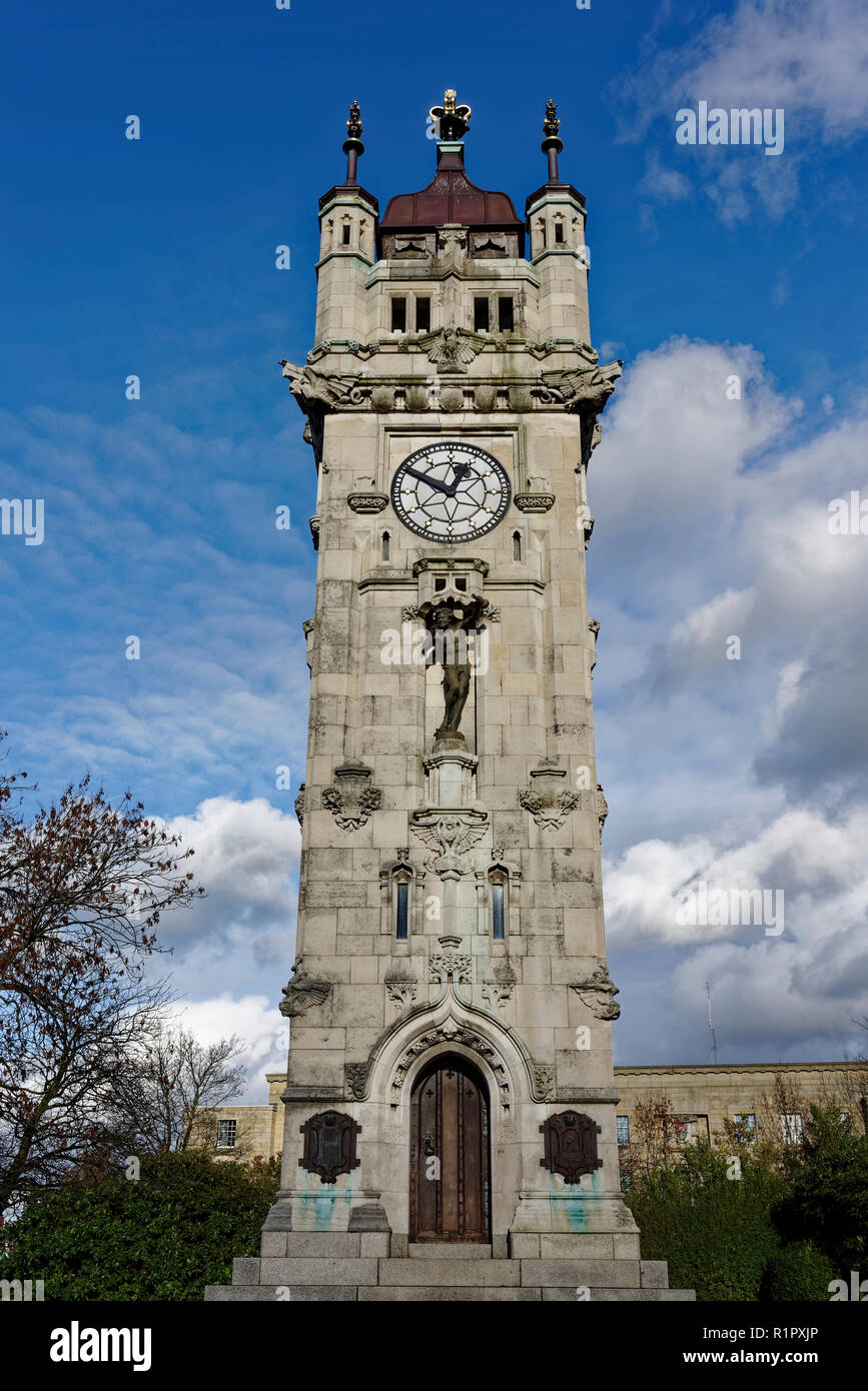 Whitehead Clock Tower, 11e année énumérés memorial construit de pierre de Portland à whitehead Jardins, Bury Lancashire uk Banque D'Images
