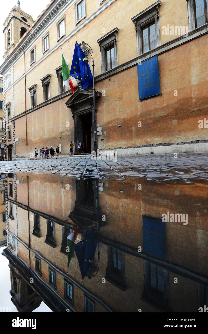 Les archives de Rome en s'appuyant sur Corso del Rinascimento. Banque D'Images