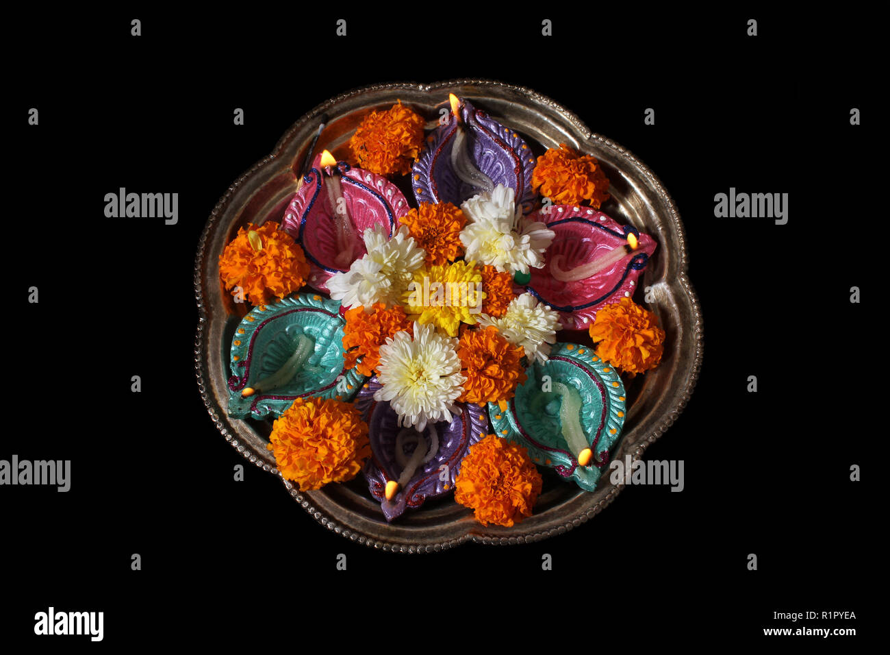 Une plaque utilisée pour les rituels hindous traditionnels avec des lampes et des fleurs pendant le festival du Diwali en Inde. Banque D'Images
