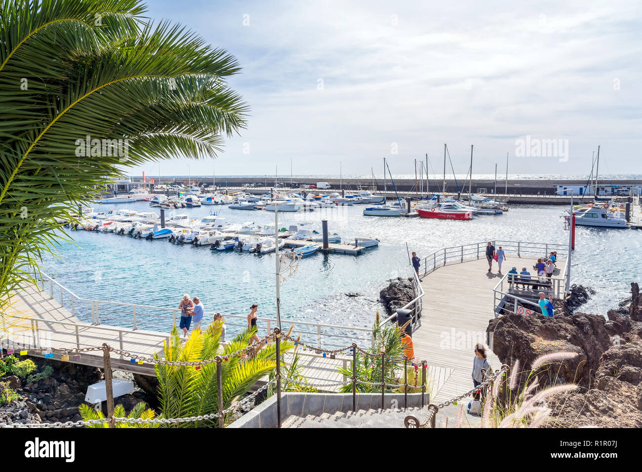 Puerto del Carmen, Espagne - 30 décembre 2016 : la vue quotidienne de la vieille ville et la promenade du port avec les touristes à Puerto del Carmen, Espagne. Puerto del Carmen est Banque D'Images