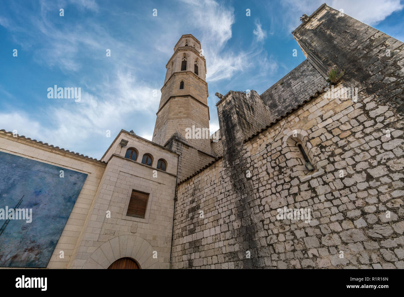 Figueras, Espagne - 28 juillet 2018 : Bell Tower Vue extérieure de l'église Saint Pierre (Esglesia de Sant Pere) style Roman Catholic church Banque D'Images