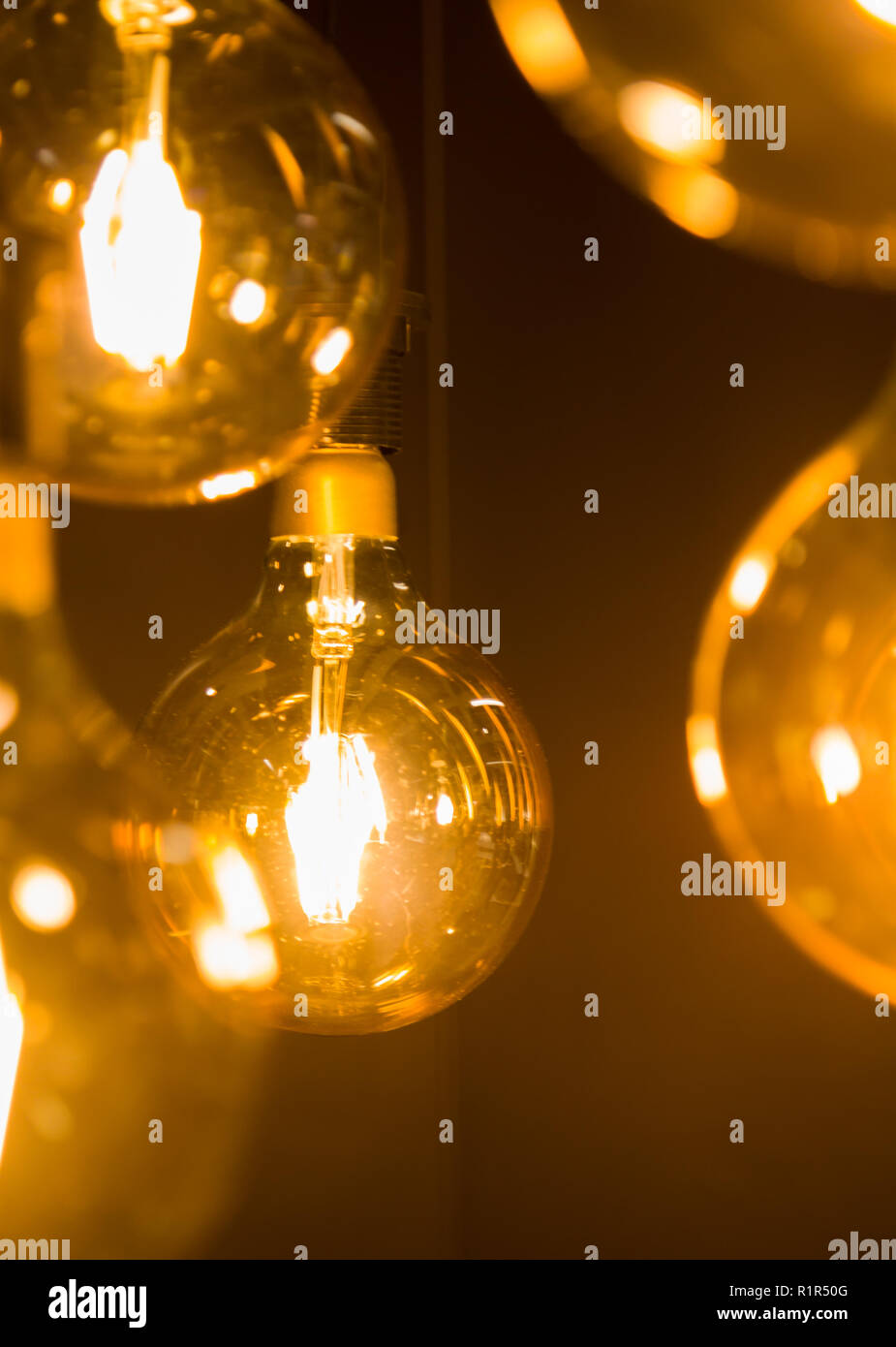 Lumière jaune chaud confortable. L'ampoule d'Edison pendaison. Libre Banque D'Images