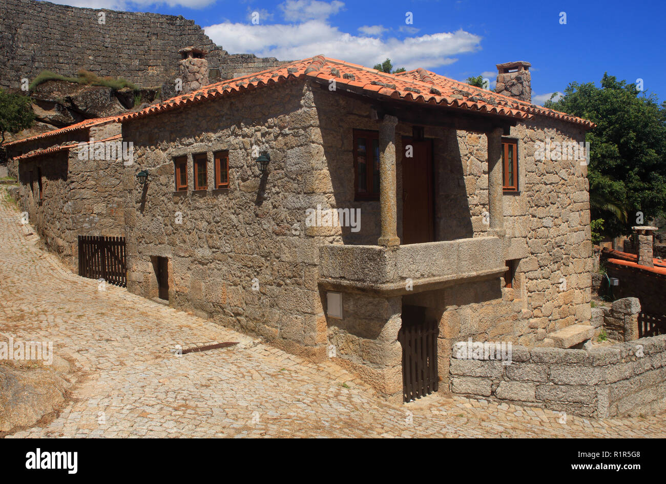 Le Portugal, district de Guarda, Beira Alta. Sortelha, village de montagne historique, construit à l'intérieur des murs médiévaux. Banque D'Images