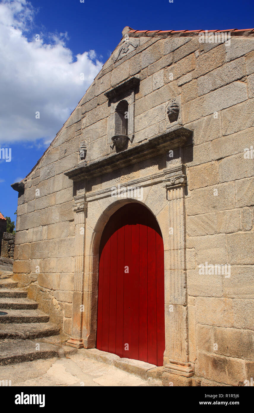 Le Portugal, district de Guarda, Beira Alta. Sortelha, village de montagne historique, construit à l'intérieur des murs médiévaux. Façade d'une église médiévale. Banque D'Images