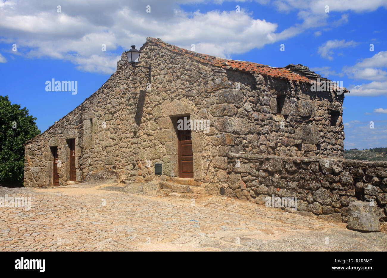 Le Portugal, district de Guarda, Beira Alta. Sortelha, village de montagne historique, construit à l'intérieur des murs médiévaux. Banque D'Images